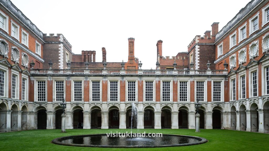 قصر هامبتون كورت لندن Hampton Court Palace